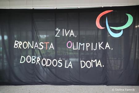 Nepozaben sprejem za bronasto Živo Lavrinc v rodnem Kamniku  (2)